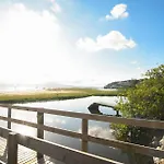 Apartamento térreo em Condomínio Pé na Areia P847